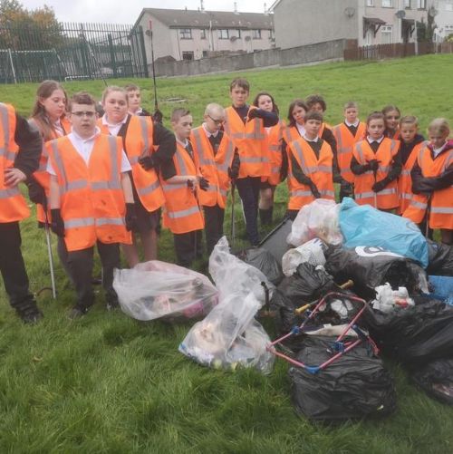 The P7 pupils took part in a litter pick around our local community.